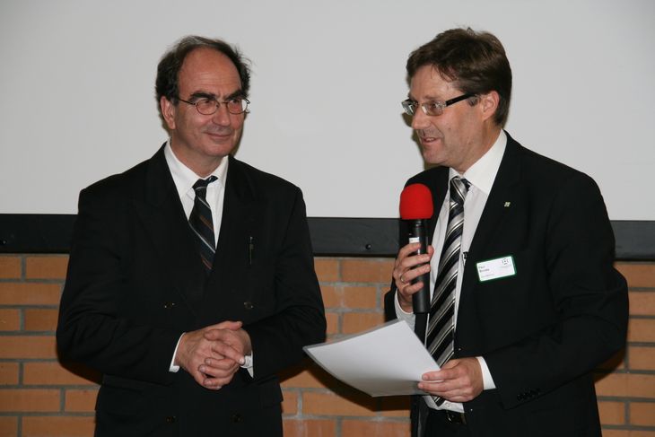 Pfalzklinikum-Geschäftsführer Paul Bomke (rechts) überreichte Professor Steinberg die Urkunde über die Versetzung in den Ruhestand.