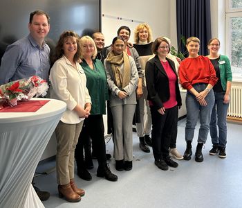 Absolvent*innen und das Team der Schule für Krankenpflege auf einem Gruppenfoto