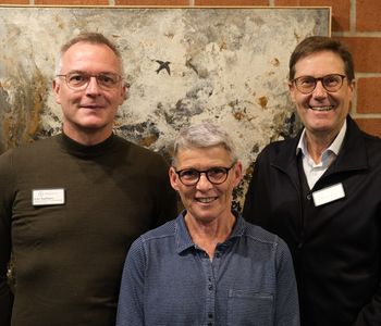 Drei Personen lächeln in die Kamera (Sven Kaufmann, stellv. Pflegedirektor; Patricia Niederer, Patientenfürsprecherin; Paul Bomke, Geschäftsführer)