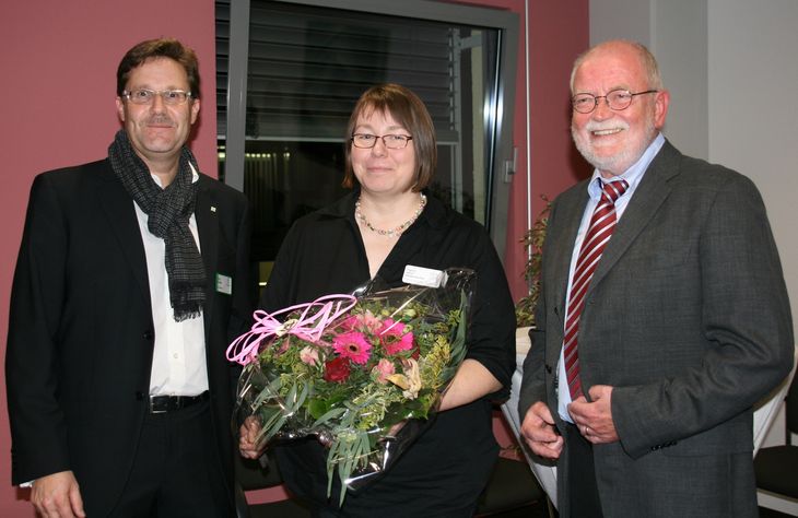 Geschäftsführer Paul Bomke (links) mit der neuen ärztlichen Leiterin des MVZ Ingrid Haier-Radermacher und dem ehemaligen Leiter Dr. Ulrich Fuchs.