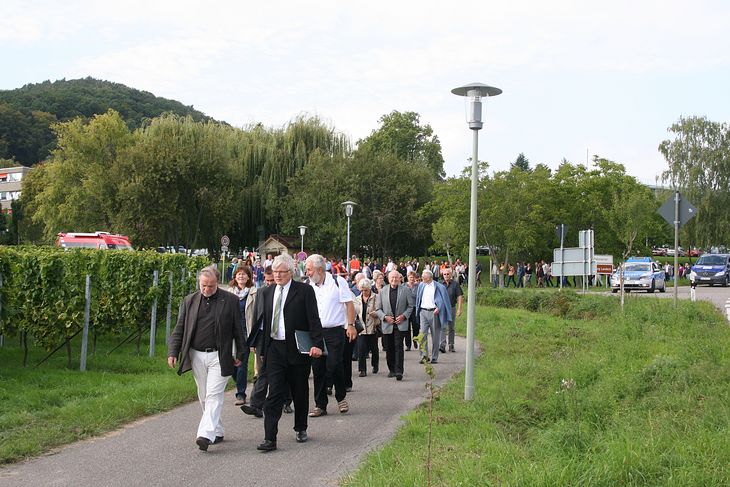 Teilnehmerinnen und Teilnehmer des Gedenkgangs in Erinnerung an die Evakuierung der Heil- und Pflegeanstalt Klingenmünster am 10. September 1939.