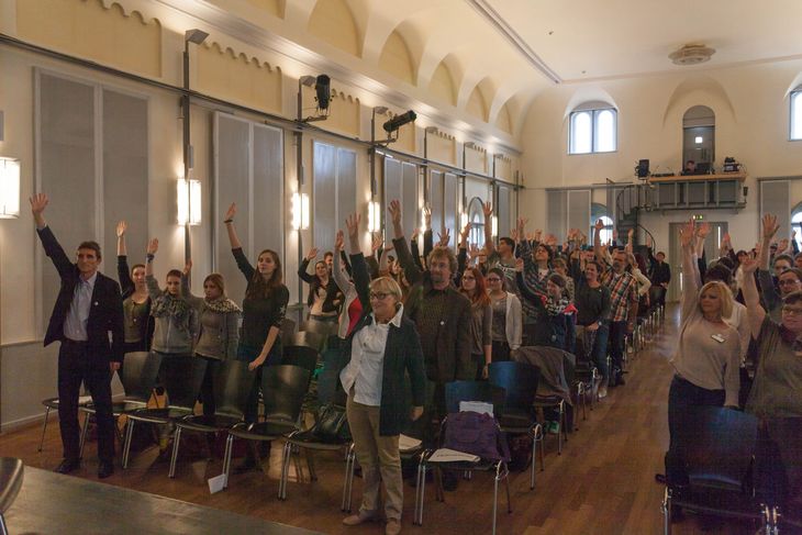 Aktiviert: Besucherinnen und Besucher der SyWiK-Abschlussveranstaltung bei einer Übung.